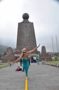 Equilibrando-se sobre a Linha do Equador, em Mitad del Mundo - Equador